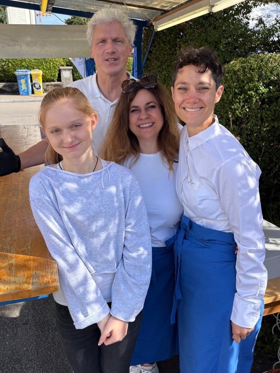 Priscilla Schwendimann (r.) mit dem FDP-Team an der Chilbi 2025