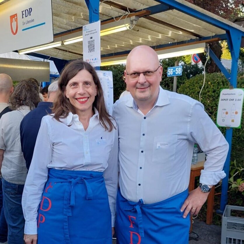 Nationalrätin Bettina Balmer und Stadtrat Michael Baumer servieren Raclette an der Schwamendinger Chilbi 2025