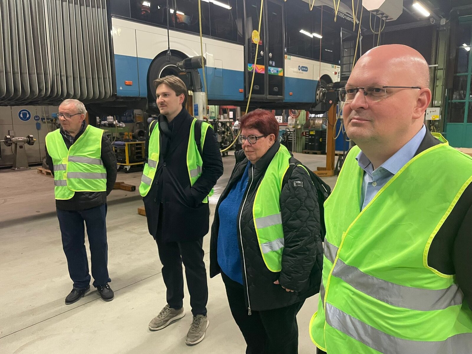 Führung durch die Busgarage Hagenholz der Verkehrsbetriebe Zürich (VBZ) mit Stadtrat Michael Baumer