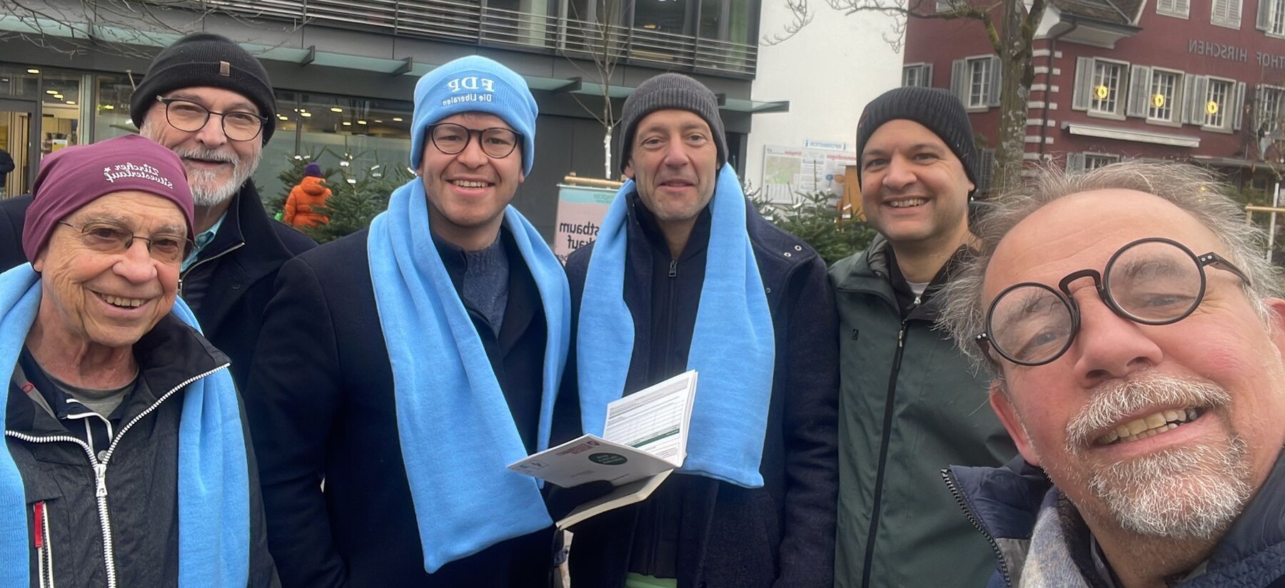 Im Einsatz für die Gemeinderatswahlen: Samstagvormittag auf dem Schwamendingerplatz