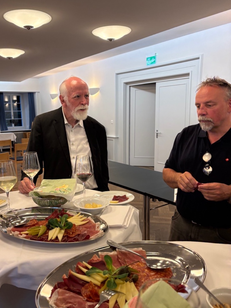 Andreas Ott und Präsident Roger Tognella beim Apéroplättli
